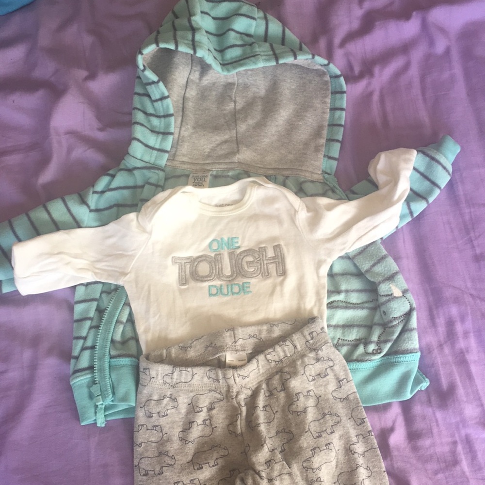 6 months outfit set by Carter’s